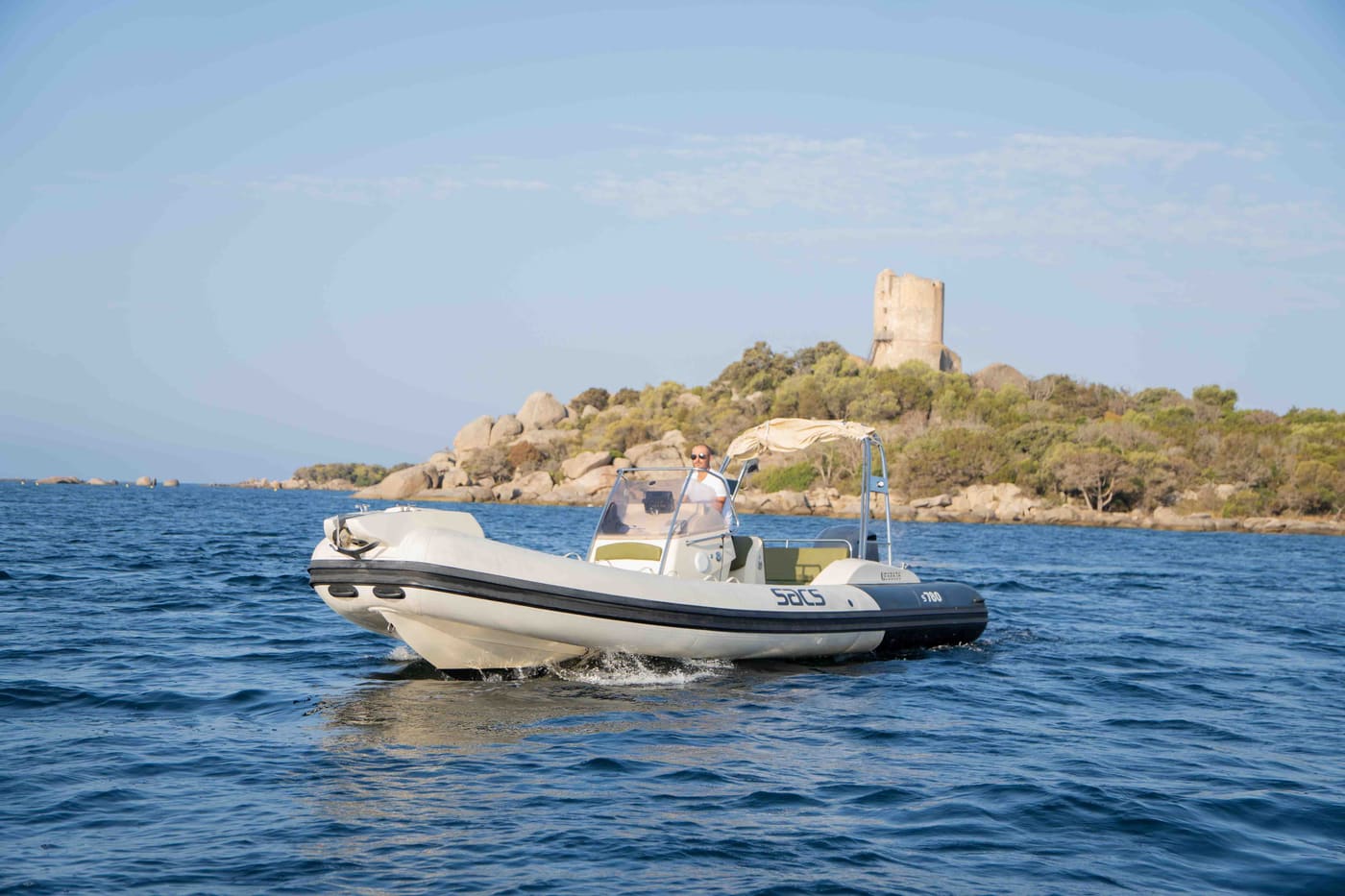 Lisca 2 vue 2, tour génoise en arrière-plan