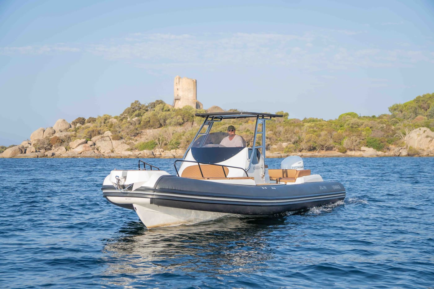 Lisca III, semi-rigide à cabine Fanale Marine à louer à Figari, au large de la Corse-du-Sud
