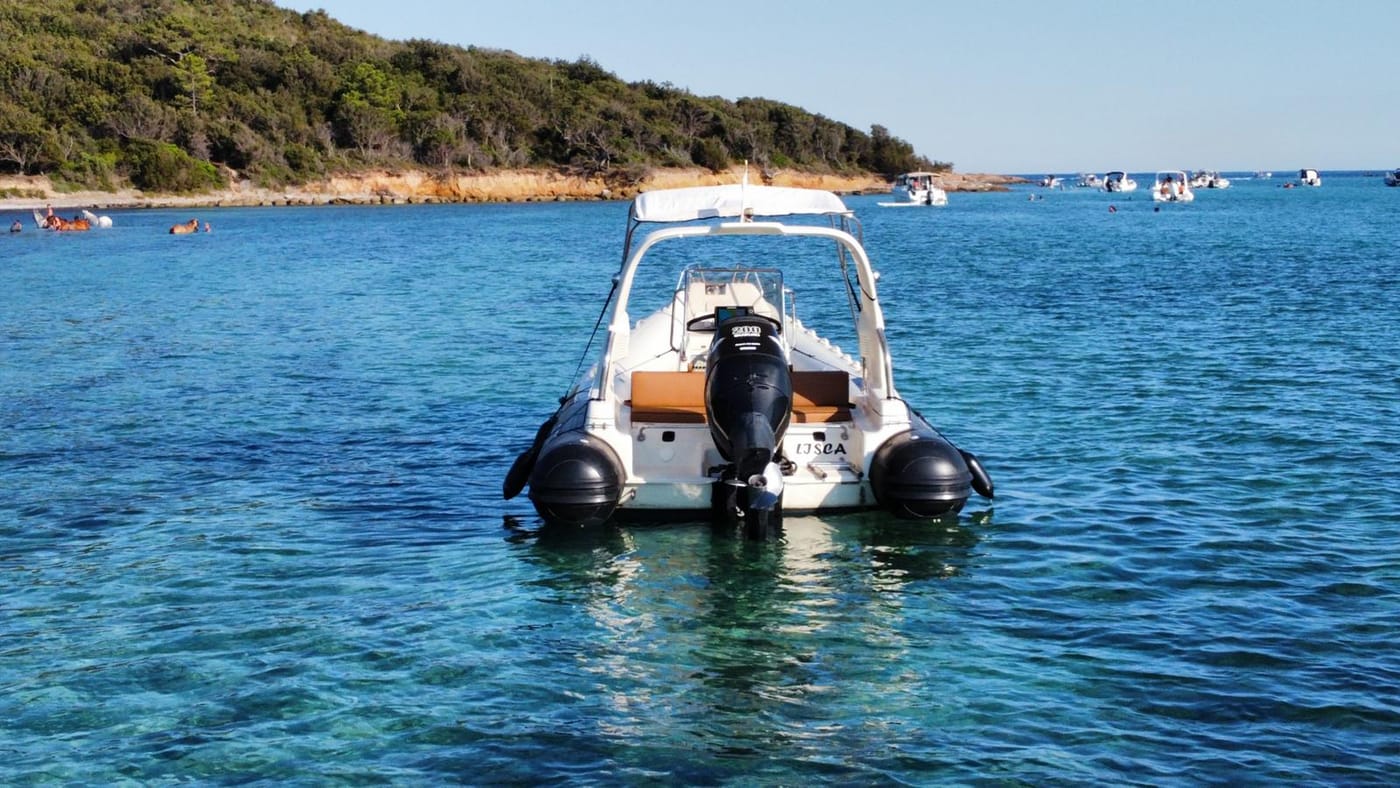 Lisca vue arrière, nom du bateau visible