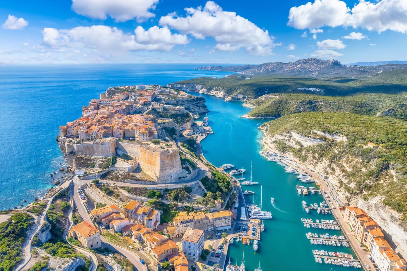 Vue aérienne de la citadelle et du port de Bonifacio
