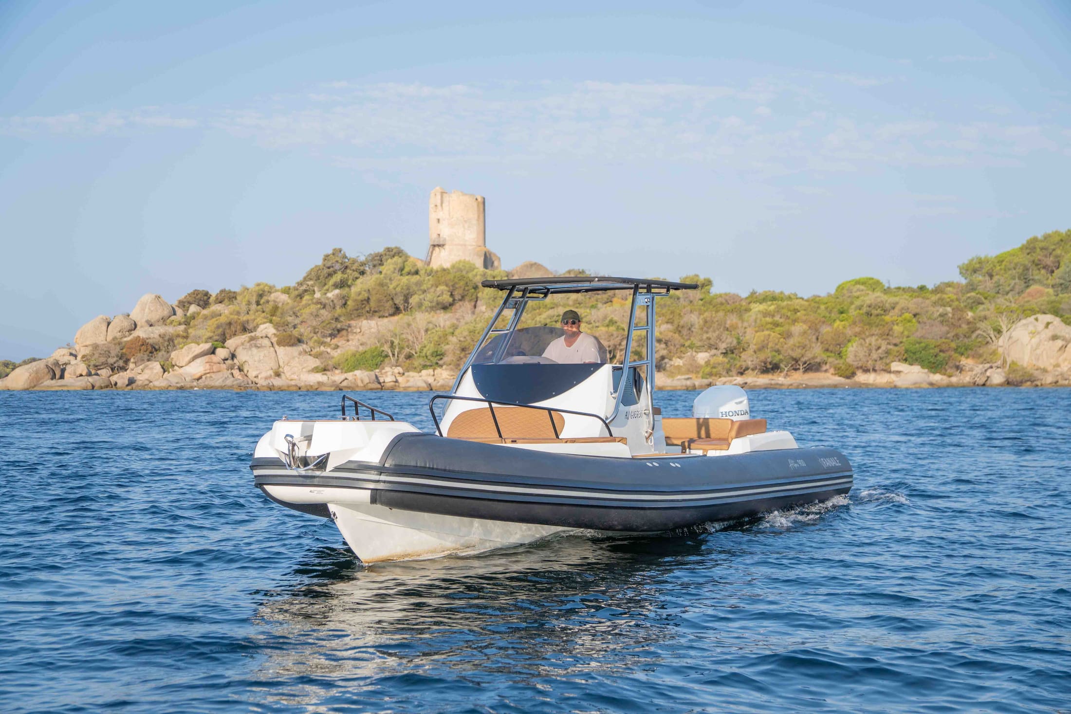 Semi-rigide Lisca III au large de la Corse-du-Sud, tour génoise en arrière-plan
